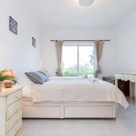 Lovelystay - Relaxing Duplex House With Pool شقة بودينز