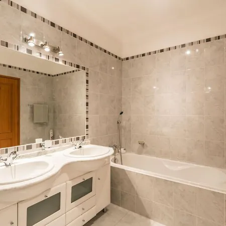 Lovelystay - Relaxing Duplex House With Pool * بودينز