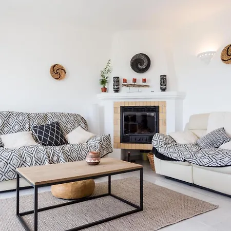 Lovelystay - Relaxing Duplex House With Pool * Budens