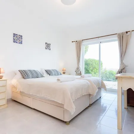 Lovelystay - Relaxing Duplex House With Pool