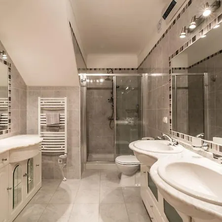 Lovelystay - Relaxing Duplex House With Pool 布德恩斯